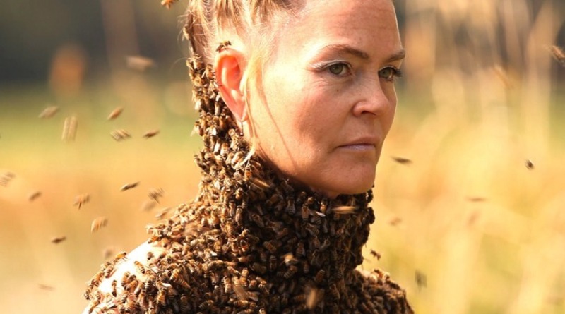 Também conhecida como “abelha-rainha”, Sara Mapelli dança e realiza performances artísticas com mais de 15 mil abelhas no peito nu