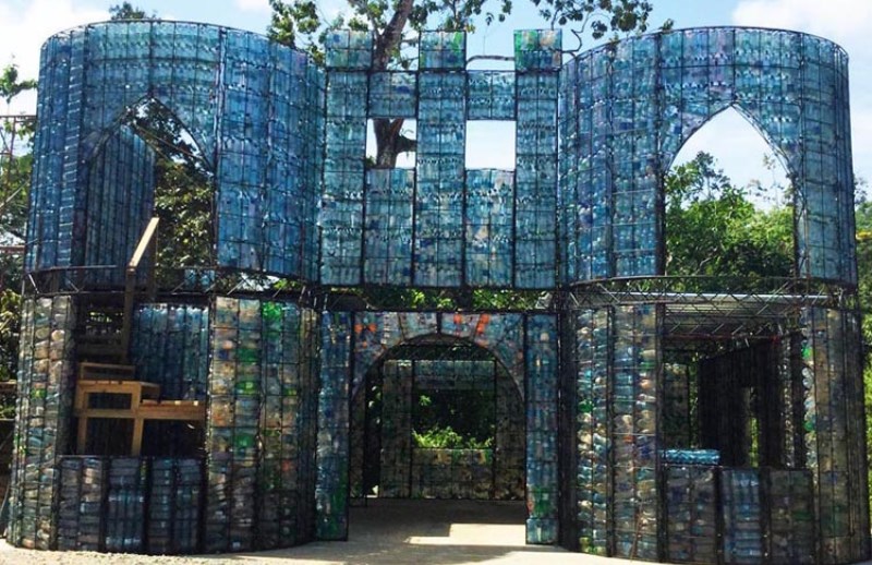 Com um milhão de garrafas plásticas, homem constrói casas sustentáveis