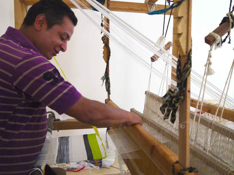 sacolas-plasticas-transformam-se-em-tecido-maos-designers-egipcias-tecelagem-800