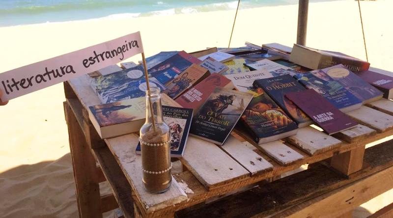 Jovem monta biblioteca pública em praia do Espírito Santo