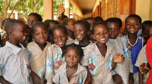 crianças africanas sorrindo graças à redução da pobreza extrema no mundo