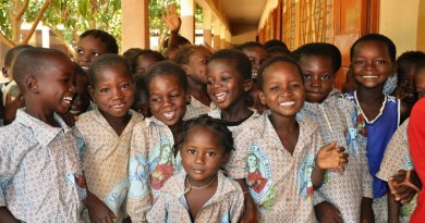 crianças africanas sorrindo graças à redução da pobreza extrema no mundo