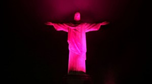 Cristo Redentor iluminado de rosa