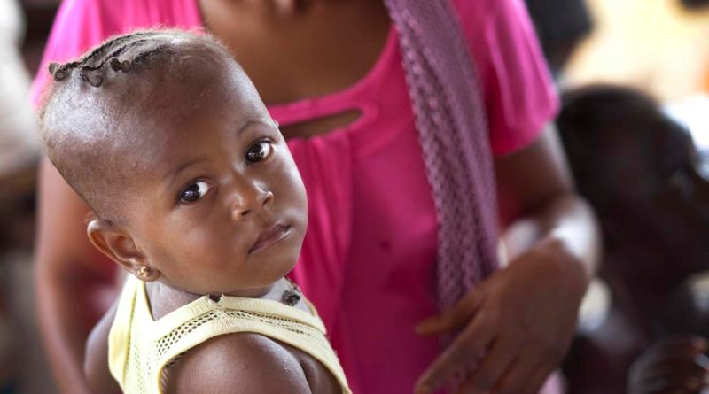 criança africana no colo da mãe que pode ser beneficiada com estudos do nobel de medicina