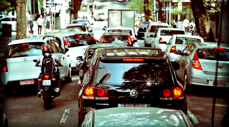 carros parados no trânsito de São Paulo