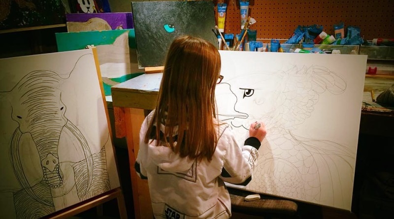 Menina americana pintando animais em extinção