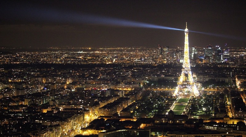 torre eiffel de noite depois do dia de negociações da COP21
