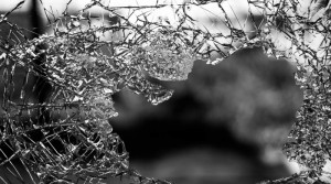 vidro quebrado pela violência urbana