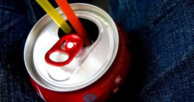 coca-cola e outras fabricantes de refrigerantes anunciam que vão parar de vender refrigerantes em cantinas de escolas infantis