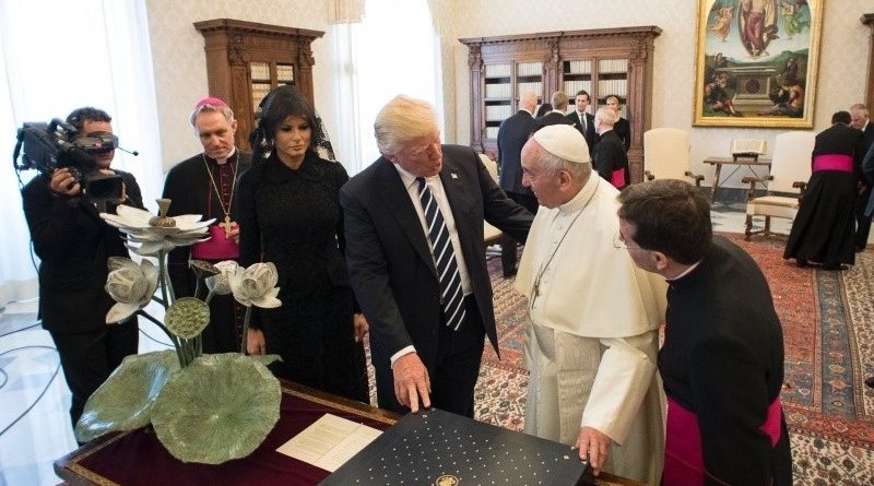 Papa Francisco presenteia Donald Trump com Encíclica sobre Meio Ambiente