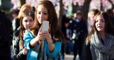 França proíbe uso de celulares em escolas