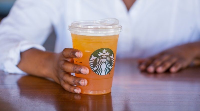 Starbucks deixará de usar canudos plásticos em todas suas lojas até 2020