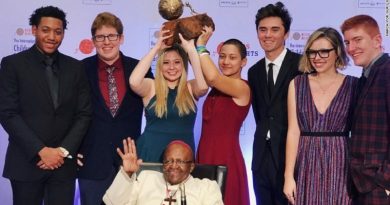 Estudantes sobreviventes de tiroteio nos EUA ganham Prêmio Internacional pela Paz