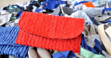 Retalhos de tecidos que iriam para o lixo viram bolsas e carteiras pela marca catarinense Funcionárias