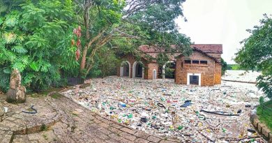 Rio Tietê fica tomado por lixo plástico depois de forte chuva, no interior de SP