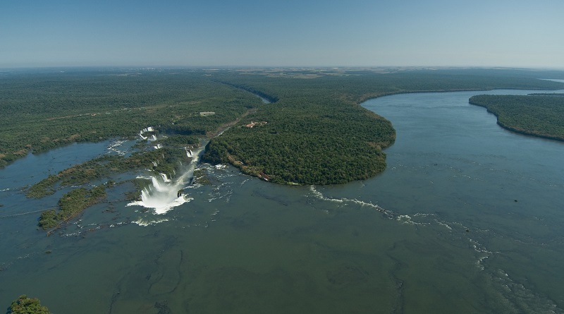 Bolsonaro anuncia apoio à reabertura da estrada que cortará ao meio o Parque Nacional do Iguaçu