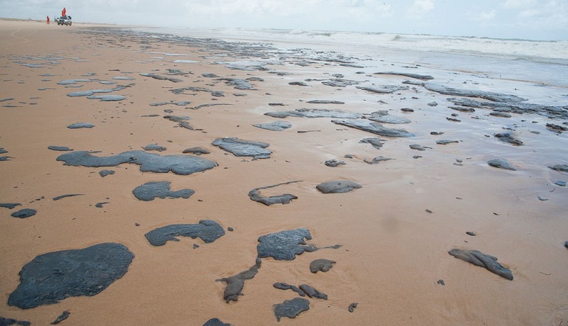 Mancha de óleo já atinge mais de 100 praias da região Nordeste