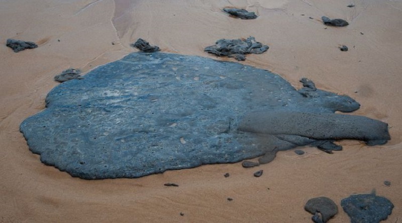 Mancha de óleo já atinge mais de 100 praias da região Nordeste