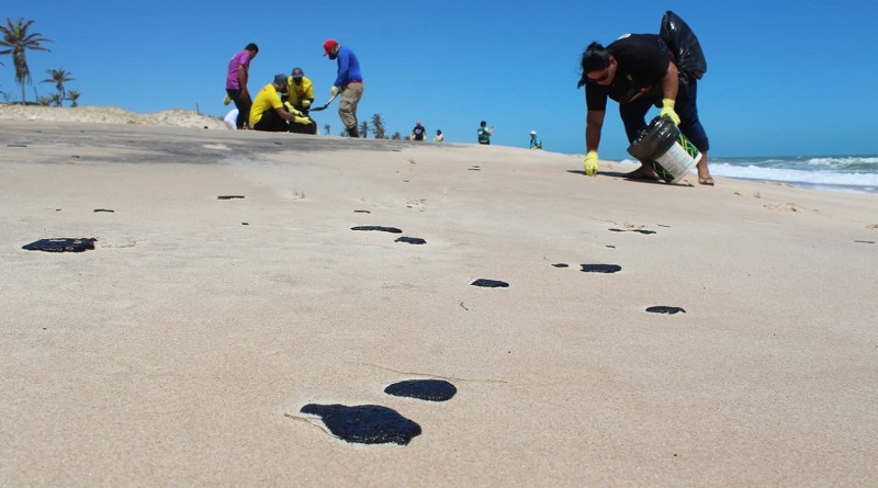 Manchas de óleo voltam a aparecer em Canoa Quebrada, no Ceará: já são mais de 350 praias atingidas em todo Nordeste
