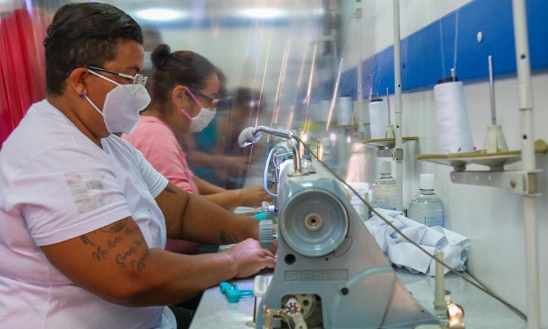 Costureiras da comunidade de Heliópolis, em São Paulo, fazem mutirão para produzir 3 mil máscaras caseiras por dia 
