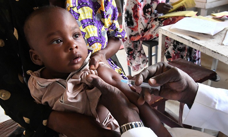 80 milhões de crianças deixam de ser vacinadas contra sarampo, polio e cólera por causa da pandemia 