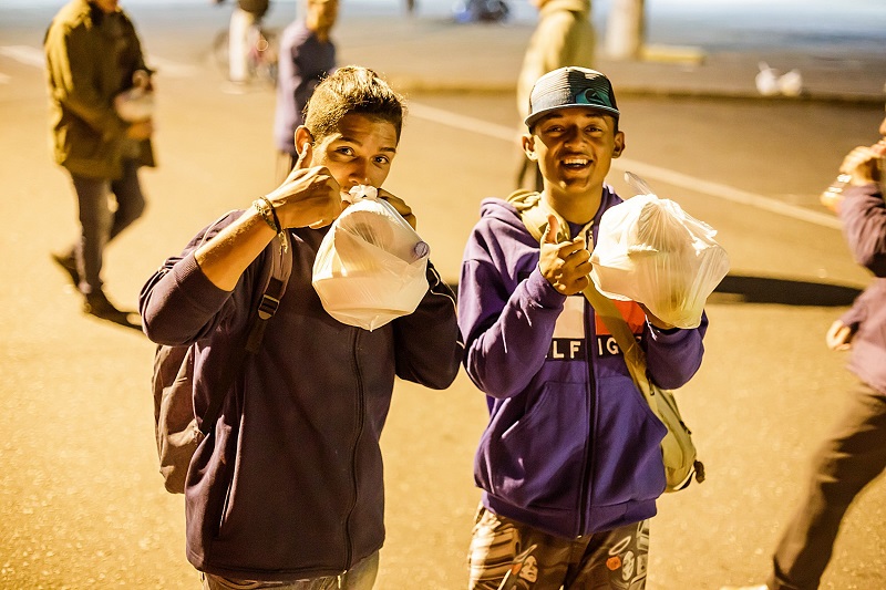 'Em Ação': iniciativa que distribui refeições para moradores de rua durante a pandemia precisa da sua ajuda! 