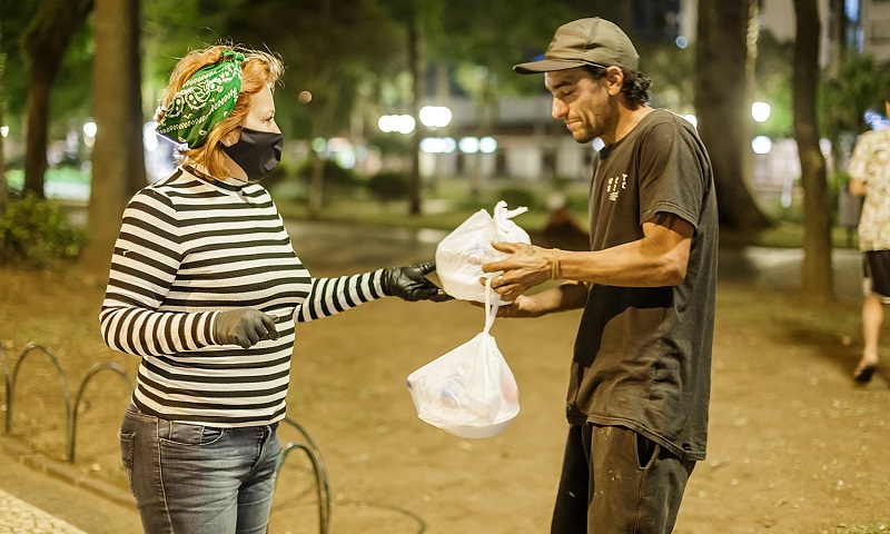 'Em Ação': iniciativa que distribui refeições para moradores de rua durante a pandemia precisa da sua ajuda! 