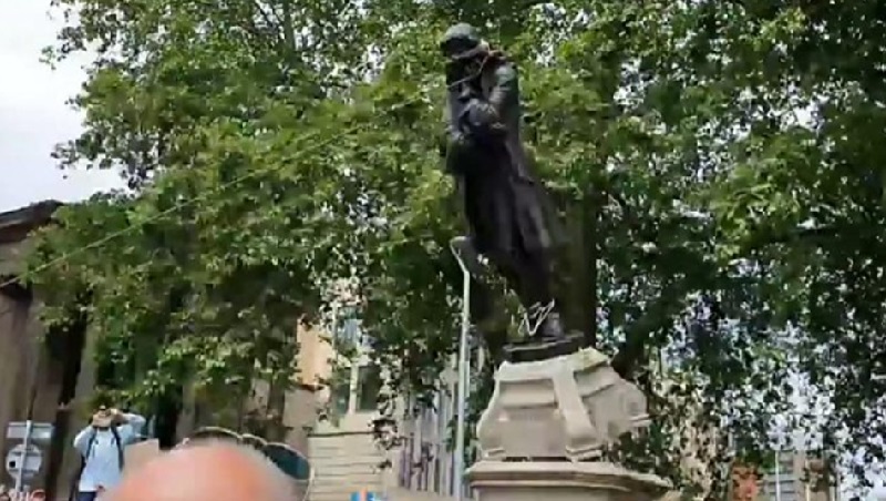 Estátua de escravagista é derrubada na Inglaterra, em um dos muitos protestos contra o racismo que tomaram as ruas do mundo inteiro