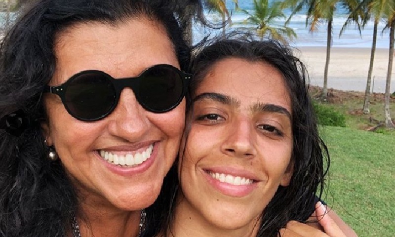 Com bom humor, Regina Casé usa redes sociais para dar uma aula de como lidar com pessoas surdas, como a filha, Benedita