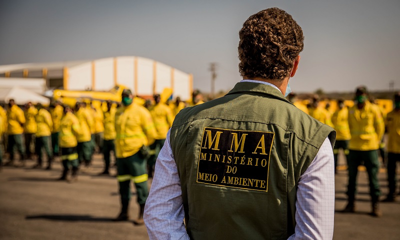 Ibama suspende trabalho de brigadistas que combatem incêndios em todo país