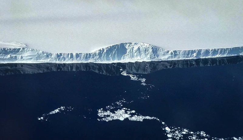 Um dos maiores icebergs do mundo, que se desprendeu da Antártica, pode atingir área de preservação ambiental no Atlântico Sul