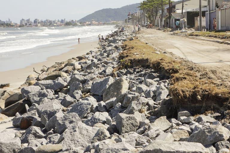 Obra na praia de Matinhos, no litoral do Paraná, recebe críticas de especialistas, preocupados com impacto ambiental