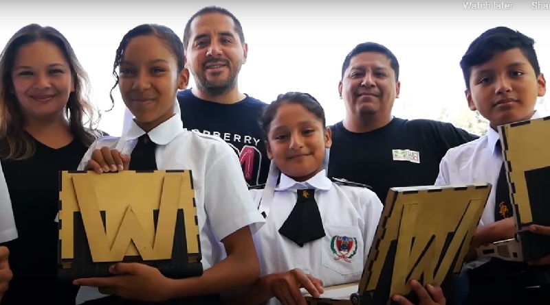 Peruanos criam laptop feito de material reciclável e com recarga solar para ajudar estudantes de baixa renda