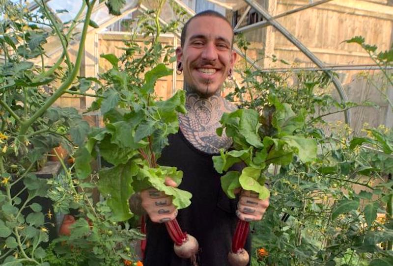 Jovem tatuador transforma quintal em horta e torna-se ativista da alimentação saudável e do clima