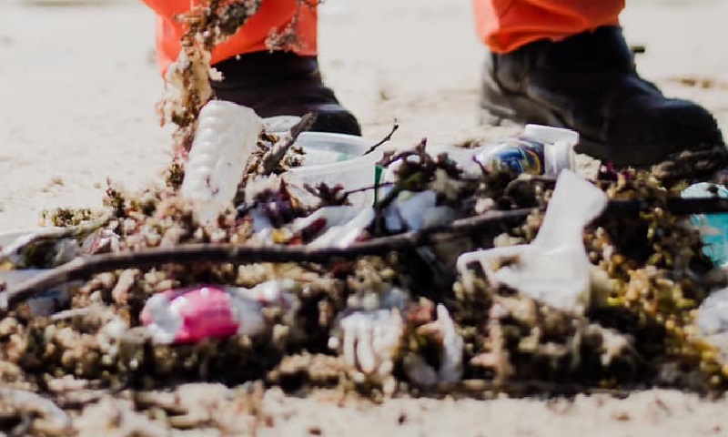 Mais de 45 toneladas de resíduos, incluindo lixo hospitalar, já foram recolhidos em praias do Rio Grande do Norte