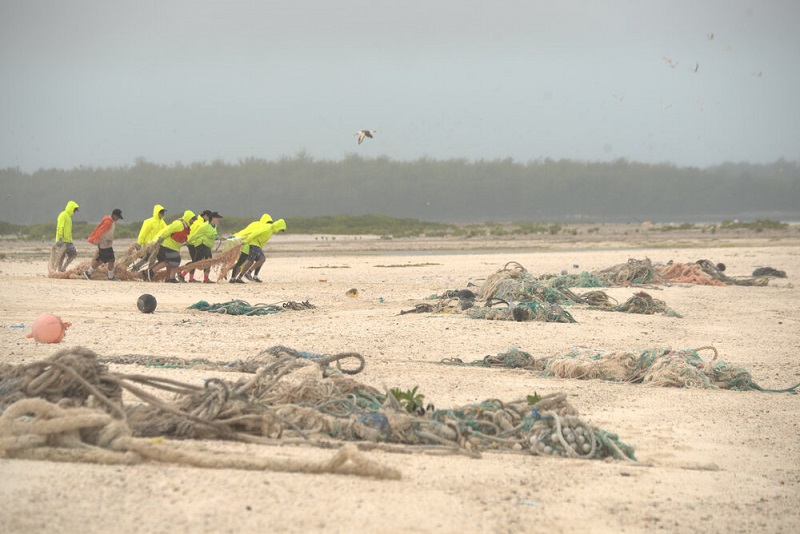 Quase 50 toneladas de resíduos plásticos e redes de pescas são recolhidas na maior área de proteção marinha do planeta