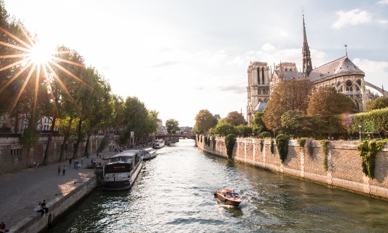 Paris apresenta planos para proibir circulação de carros em centro histórico 