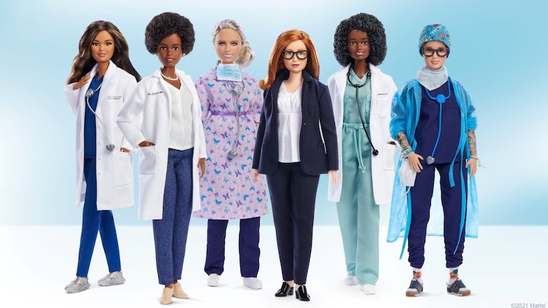 Biomédica brasileira está entre as cientistas homenageadas com bonecas Barbie por sua atuação no combate à covid-19