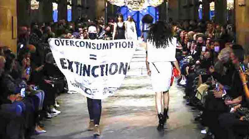 Ativistas invadem desfile de grife francesa e protestam contra o impacto da indústria da moda nas mudanças climáticas
