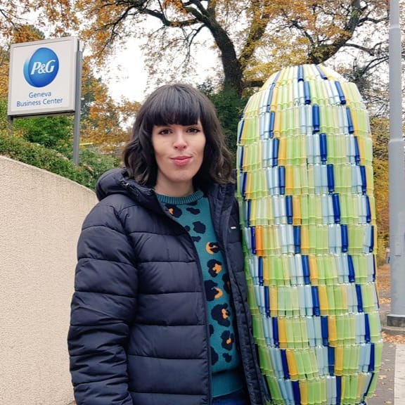 Ativista entrega à Procter & Gamble tampão gigante, feito com aplicadores plásticos descartados no meio ambiente