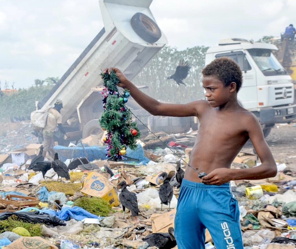 Foto de menino que encontra árvore de Natal em lixão comove o país