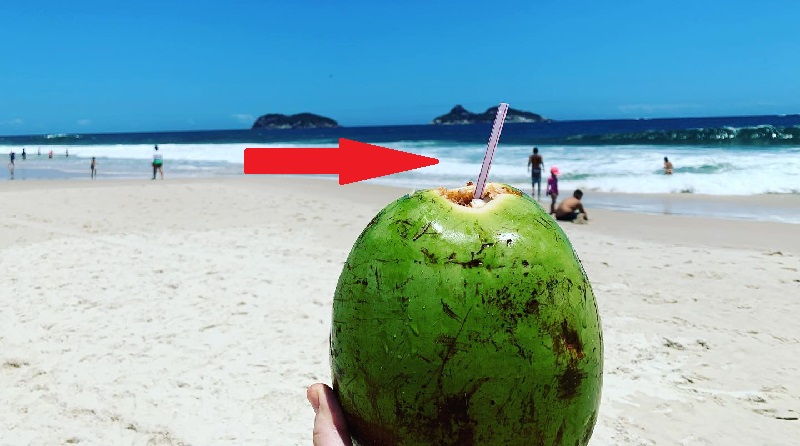 Três anos após aprovação da lei que proíbe canudos plásticos no Rio de Janeiro, continua distribuição em praias, que sequer têm lixeiras na areia 
