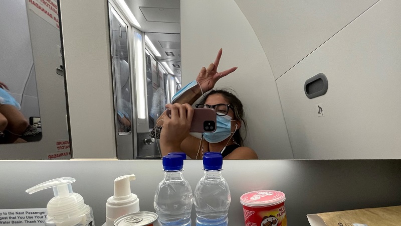Para proteger demais passageiros, mulher que testou positivo para covid durante voo se isola durante cinco horas em banheiro de avião