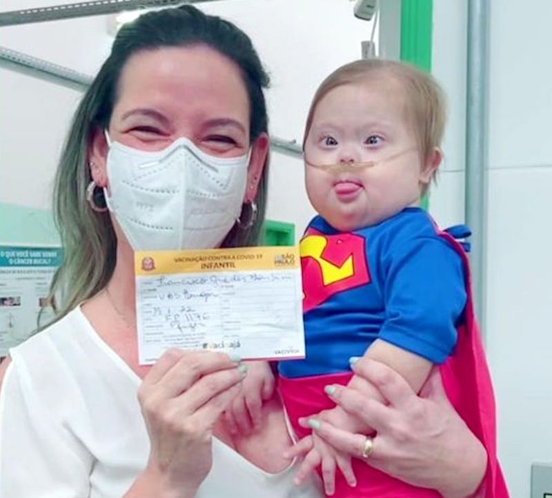 Super Chico, menino com síndrome de down e fenômeno na internet, é vacinado contra covid-19