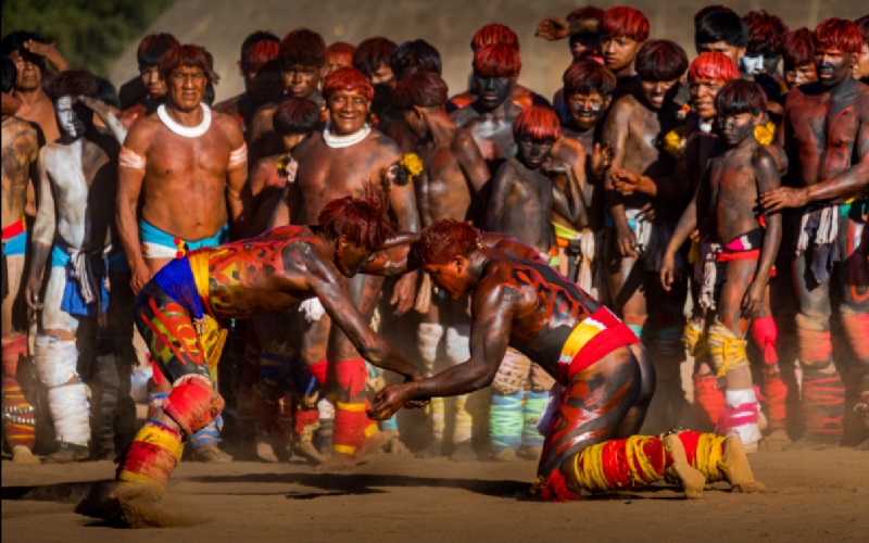 Fotógrafo brasileiro está entre finalistas do Sony World Photography Awards com ensaio sobre a luta 'Huka-huka' no Parque Nacional do Xingu
