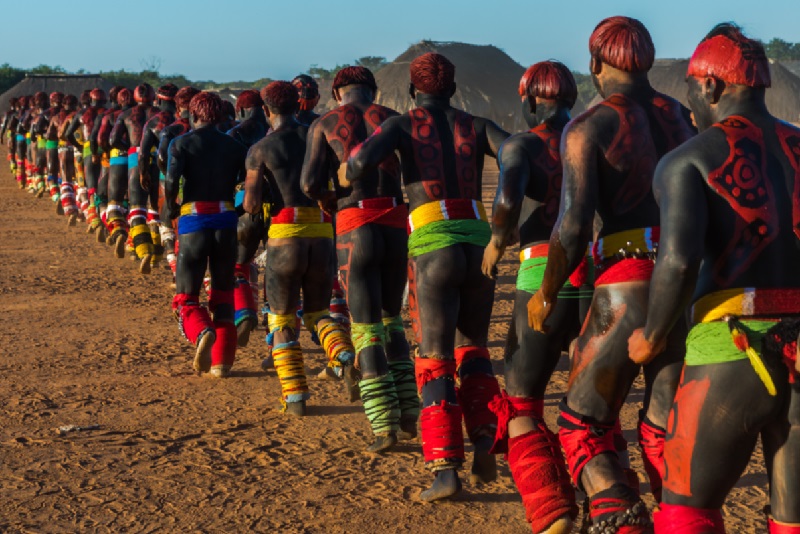 Fotógrafo brasileiro está entre finalistas do Sony World Photography Awards com ensaio sobre a luta 'Huka-huka' no Parque Nacional do Xingu