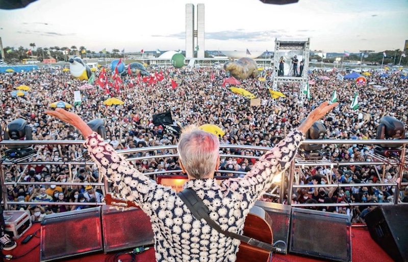 "O Brasil tem alma, o Brasil tem gente, o Brasil resiste!", diz Caetano Veloso no maior ato pelo meio ambiente realizado em Brasília