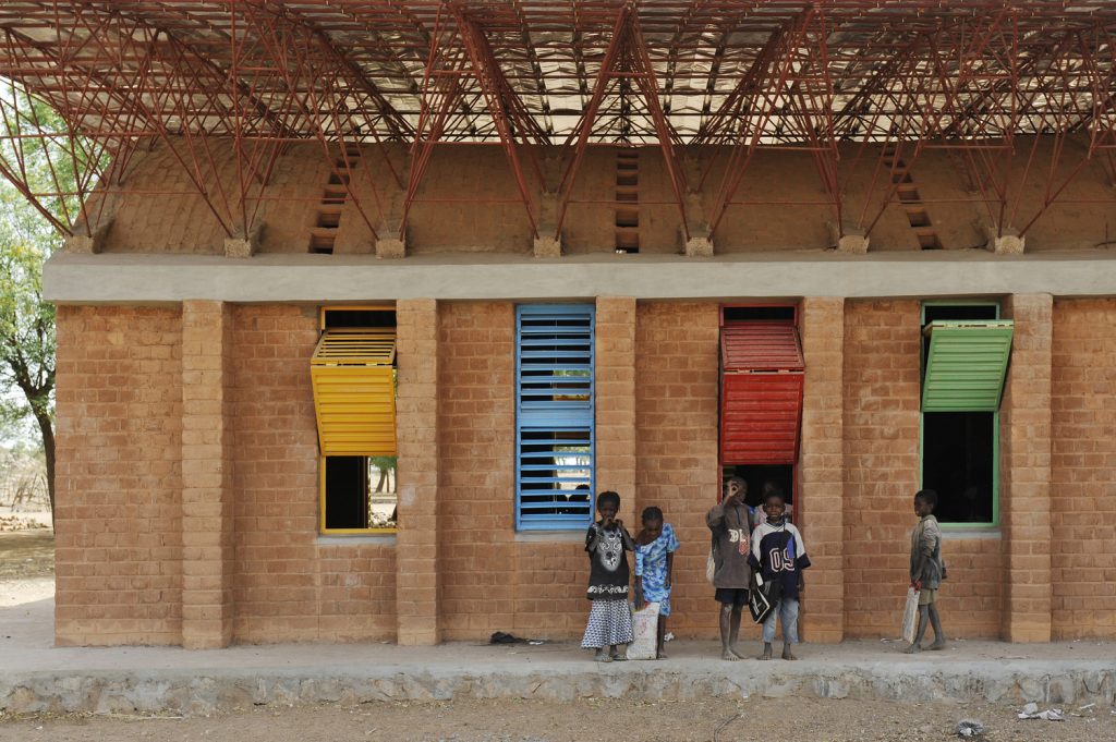 Francis Kéré, primeiro negro a receber o Prêmio Pritzker ou 'nobel de arquitetura', é reconhecido por projetos que promovem a justiça social