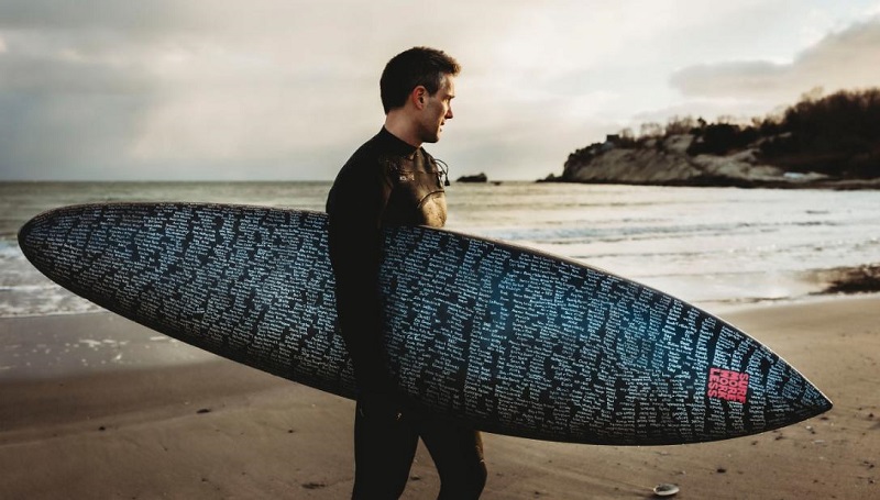 Em sua prancha, surfista homenageia pessoas que já partiram com um último mergulho no mar