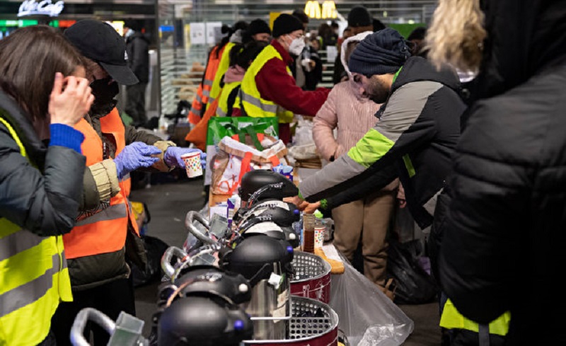 Voluntários alemães lotam estações de trem em Berlim para receber refugiados ucranianos e oferecer refeições e estadia